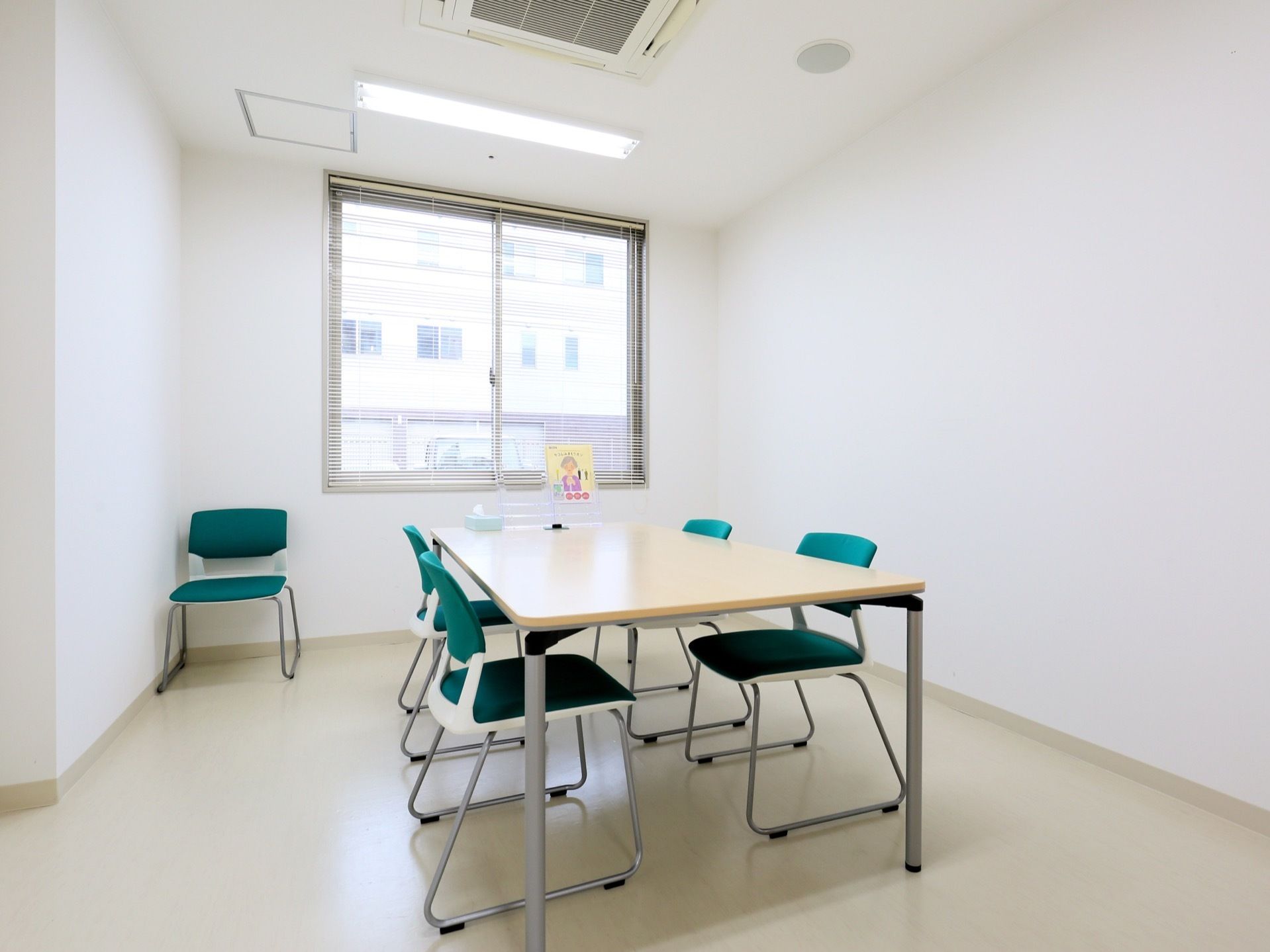 落ち着いて話せるように個室の相談室を備えている。テーブルと椅子を設置し、安心してスタッフに話すことができる。