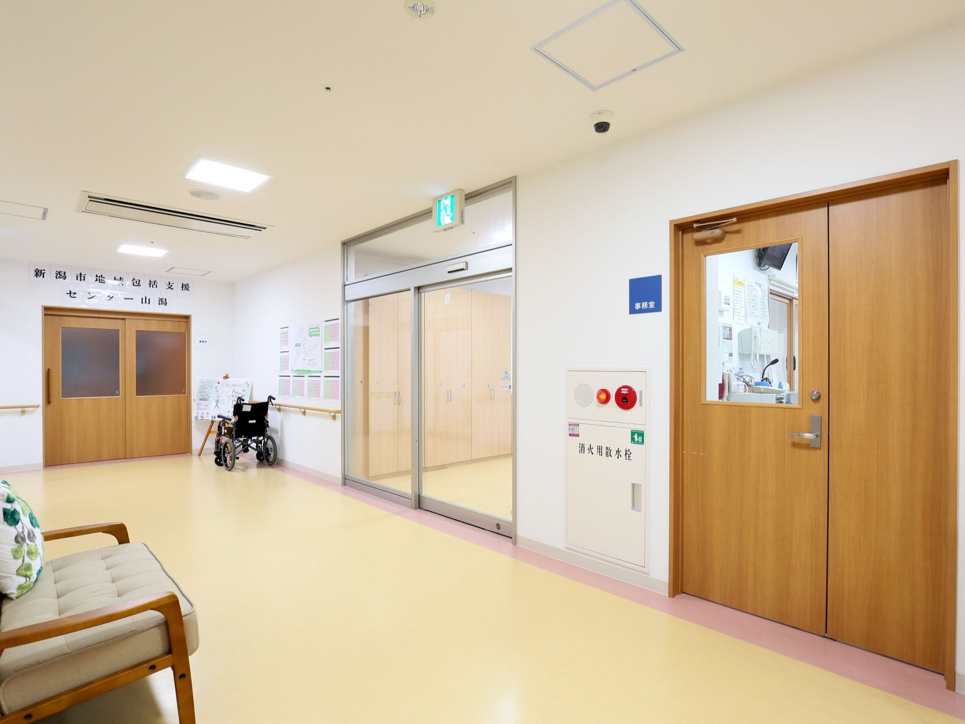 1階のエントランスには消火用散水栓を設置している。事務室があり、スタッフが常駐して入居者様の見守りを行う。