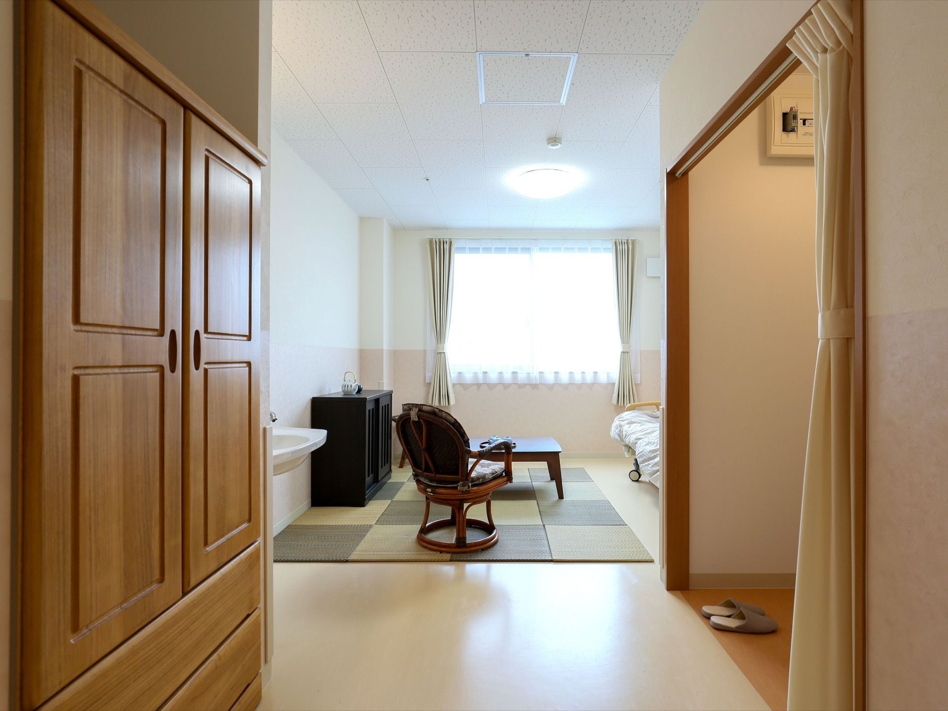 十分な広さのある居室で、ゆったりとプライベートな時間を過ごすことができる。腰高窓があり自然光が降り注ぐため、明るい空間である。