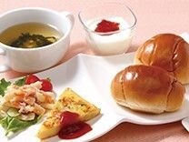 バターロールとマカロニサラダやフレンチトースト、スープとデザートのセット