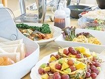 パインやフルーツ、サラダや揚げ物のビュッフェ