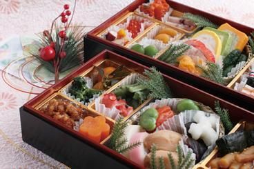 野菜の煮物やいくらやテリーヌなどが入ったおせち料理