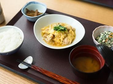 ふきのとうの煮物、ほうれん草と人参の白和えと卵とじ、ご飯と味噌汁のセット