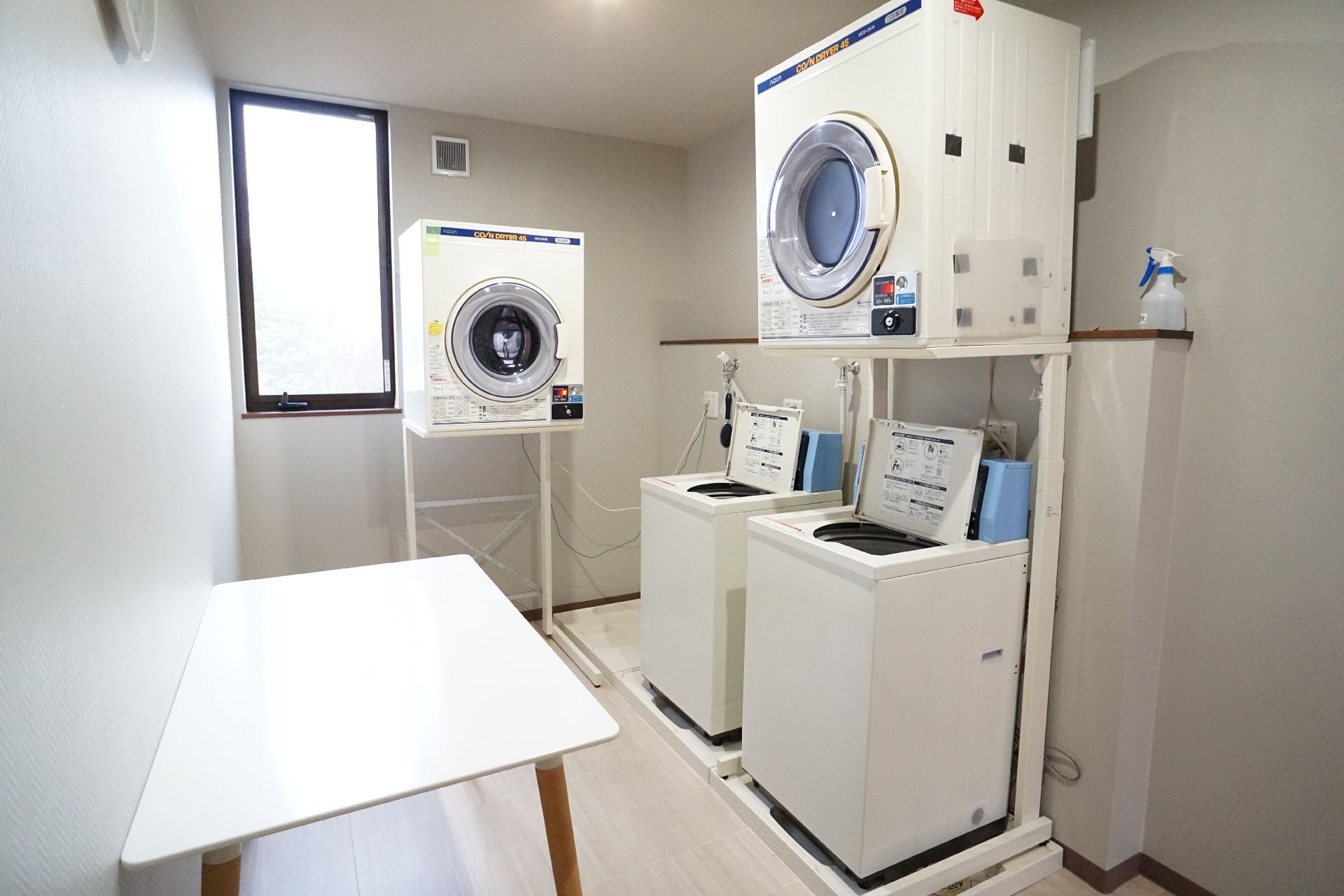 入居者が利用できる洗濯機、乾燥機が設置されているランドリー