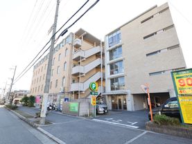 茶色を基調とした外観