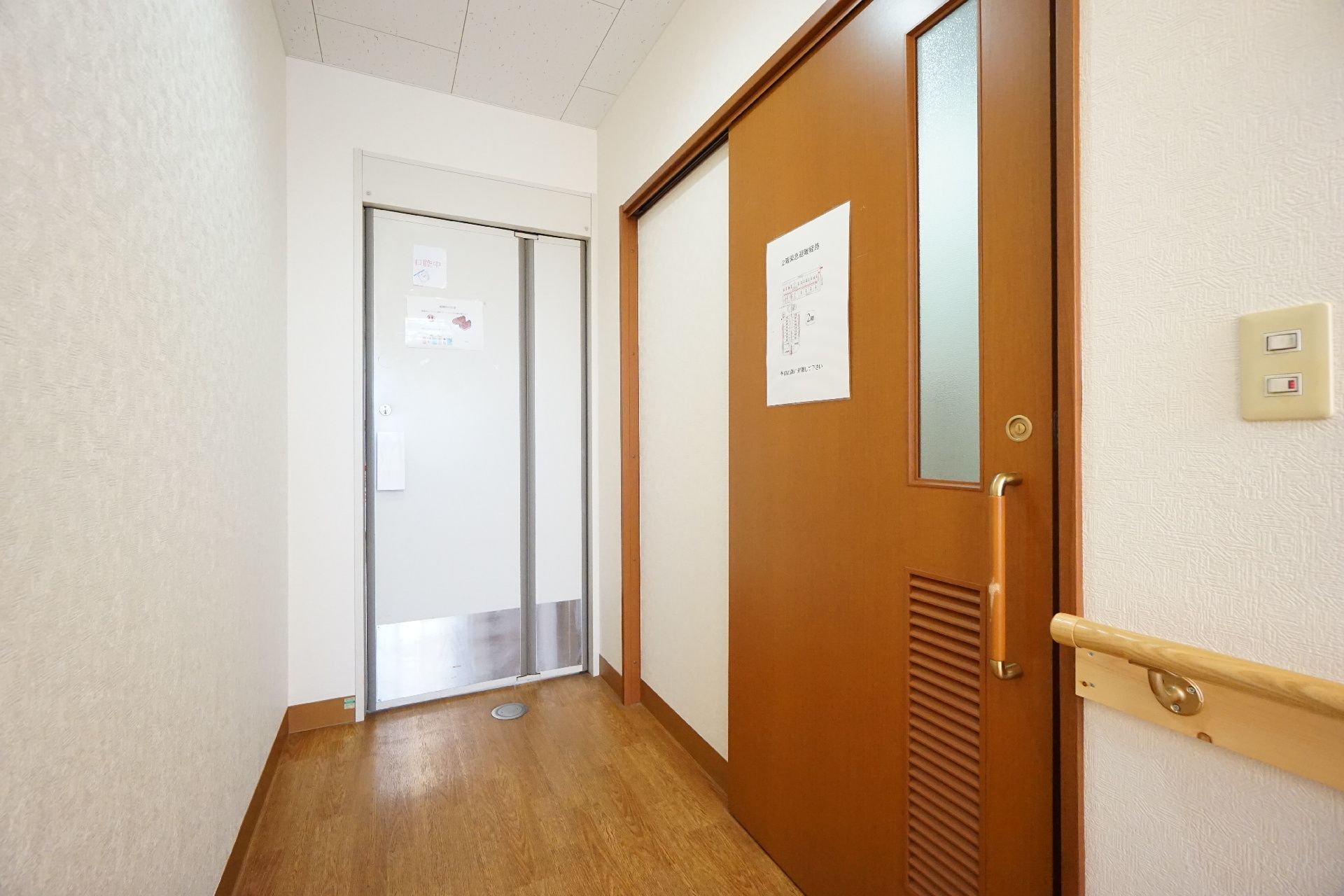 手すりが設置されて床に段差がなく、バリアフリー化されている廊下