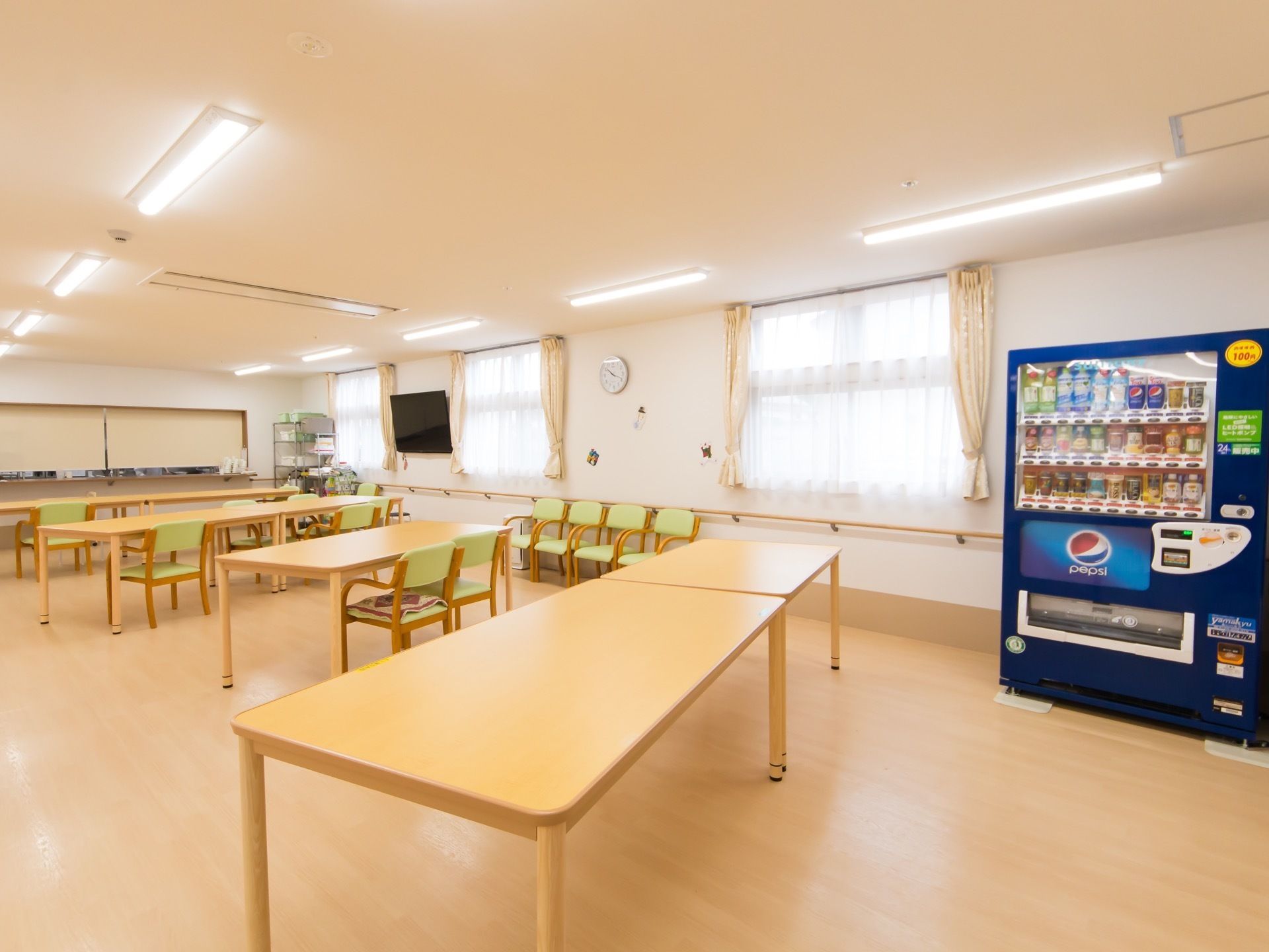 食堂は広く開放的になっている。自動販売機やテレビなどを設置しているため、休憩目的でもご利用いただける。