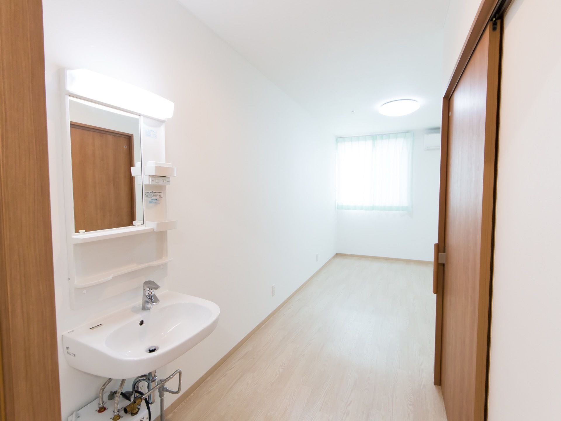 居室には洗面台が設置されている。部屋とトイレのドアは共に横開きを採用しているため、容易に開閉が可能である。