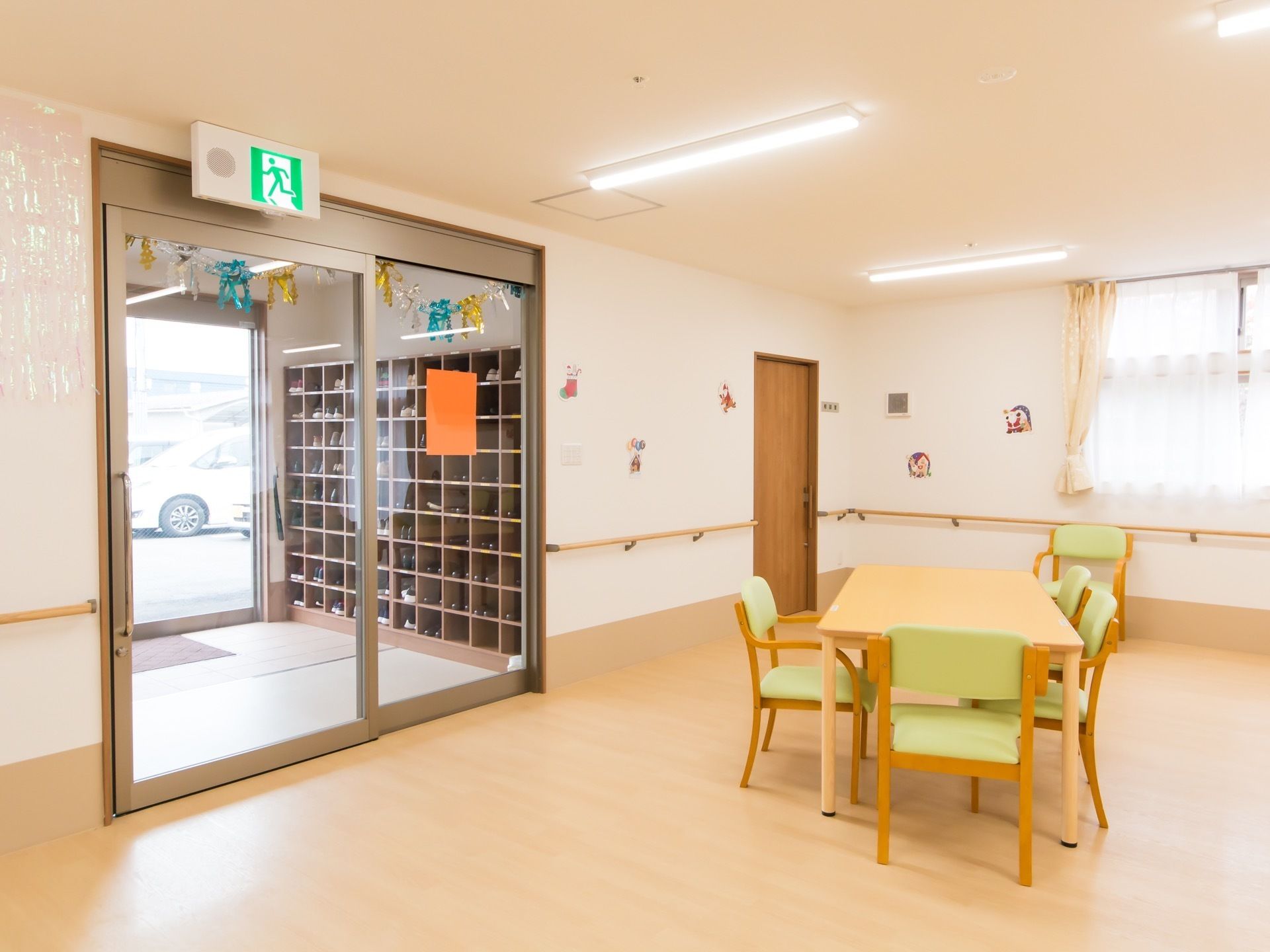 玄関を入るとすぐに机と椅子が設置されており、他の入居者様があたたかく出迎えてくれるような造りになっている。