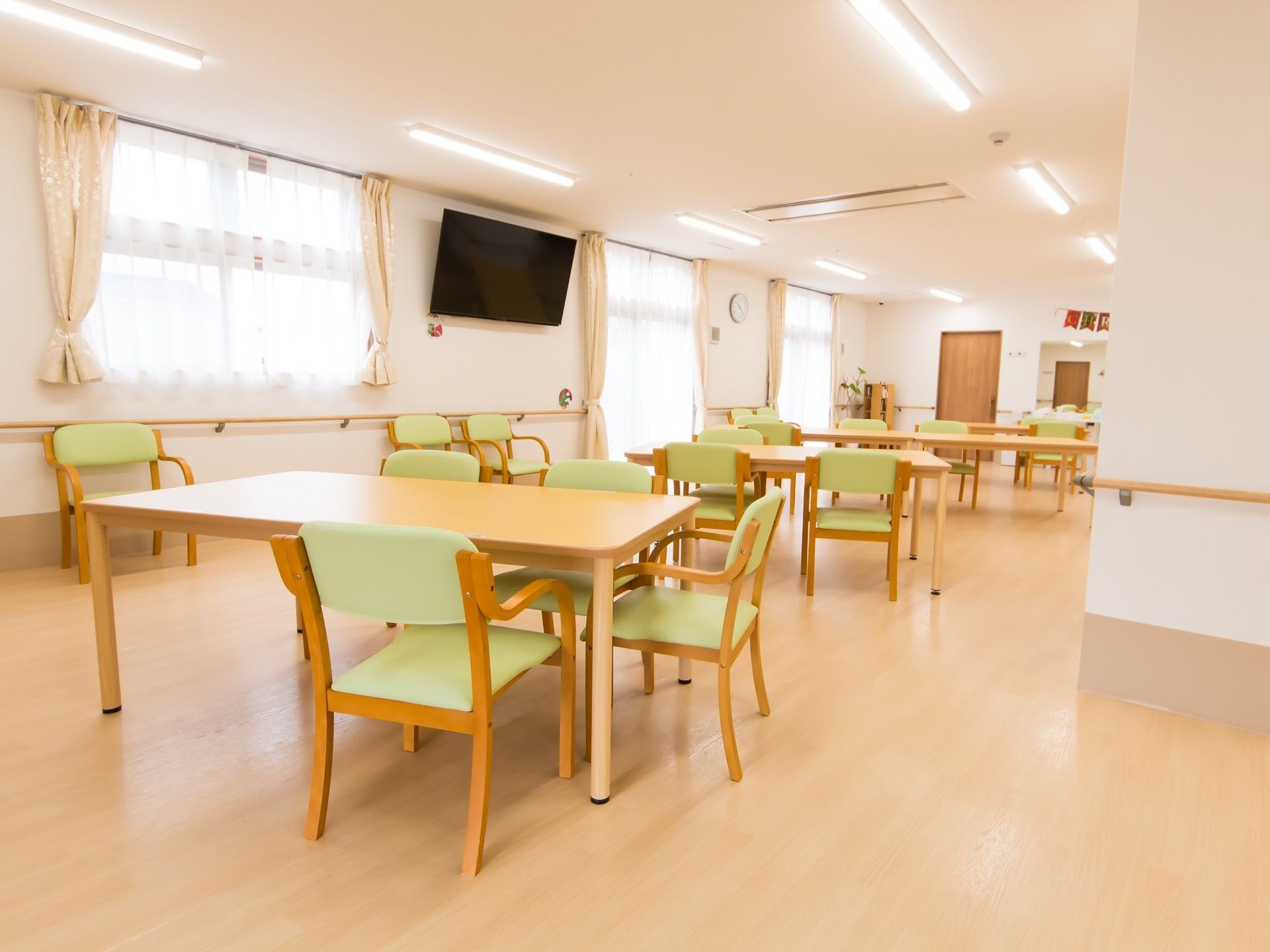 食堂の壁には大きな窓が多数設置されている。陽射しを浴びながらゆったりと食事や談話を楽しむことが可能となっている。
