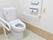 広く空間を確保したトイレである。両側に手すりが設置されており、緊急呼び出しボタンもついている。操作パネルもある。