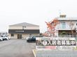 入居者募集中の案内が大きく、見やすく掲示してある。施設前には広い駐車場を完備している。入り口は自動ドアである。