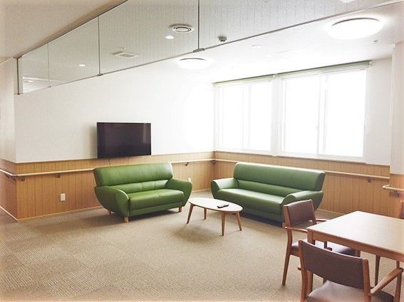 テレビがついているソファがある部屋の様子。リラックススペースとして利用している場所