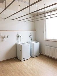 物干し場がある施設内のランドリールーム。日当たりが良い場所にある様子
