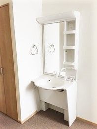 部屋に置いてある洗面台の様子。収納がついたタイプの小さな洗面台