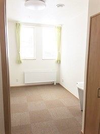 窓がついてた小さな部屋の様子。洗面台がある人利用のワンルーム
