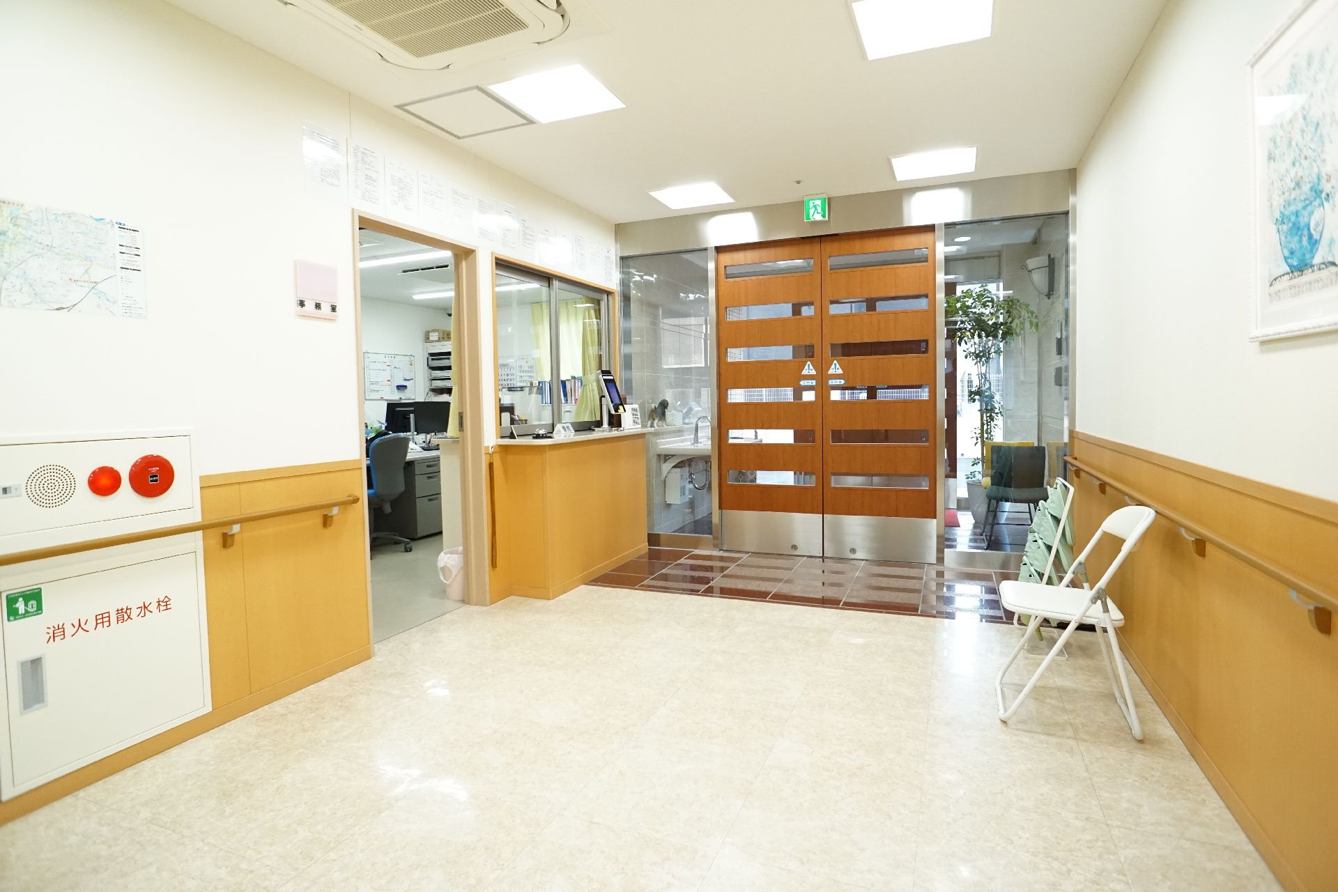 入口に受付カウンターがある玄関