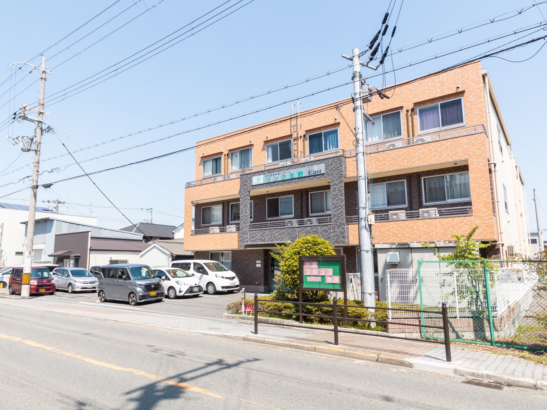 駐車場のある建物外観