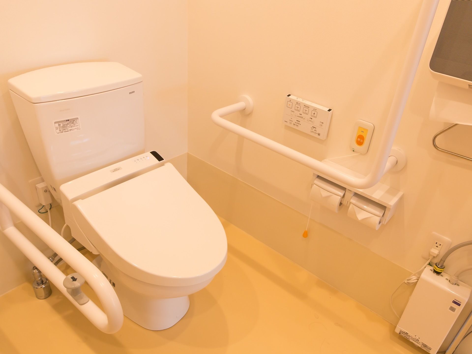 トイレは広く清潔感がある。手すりが両側に、そしてナースコールが設置されているので快適に利用することができる。