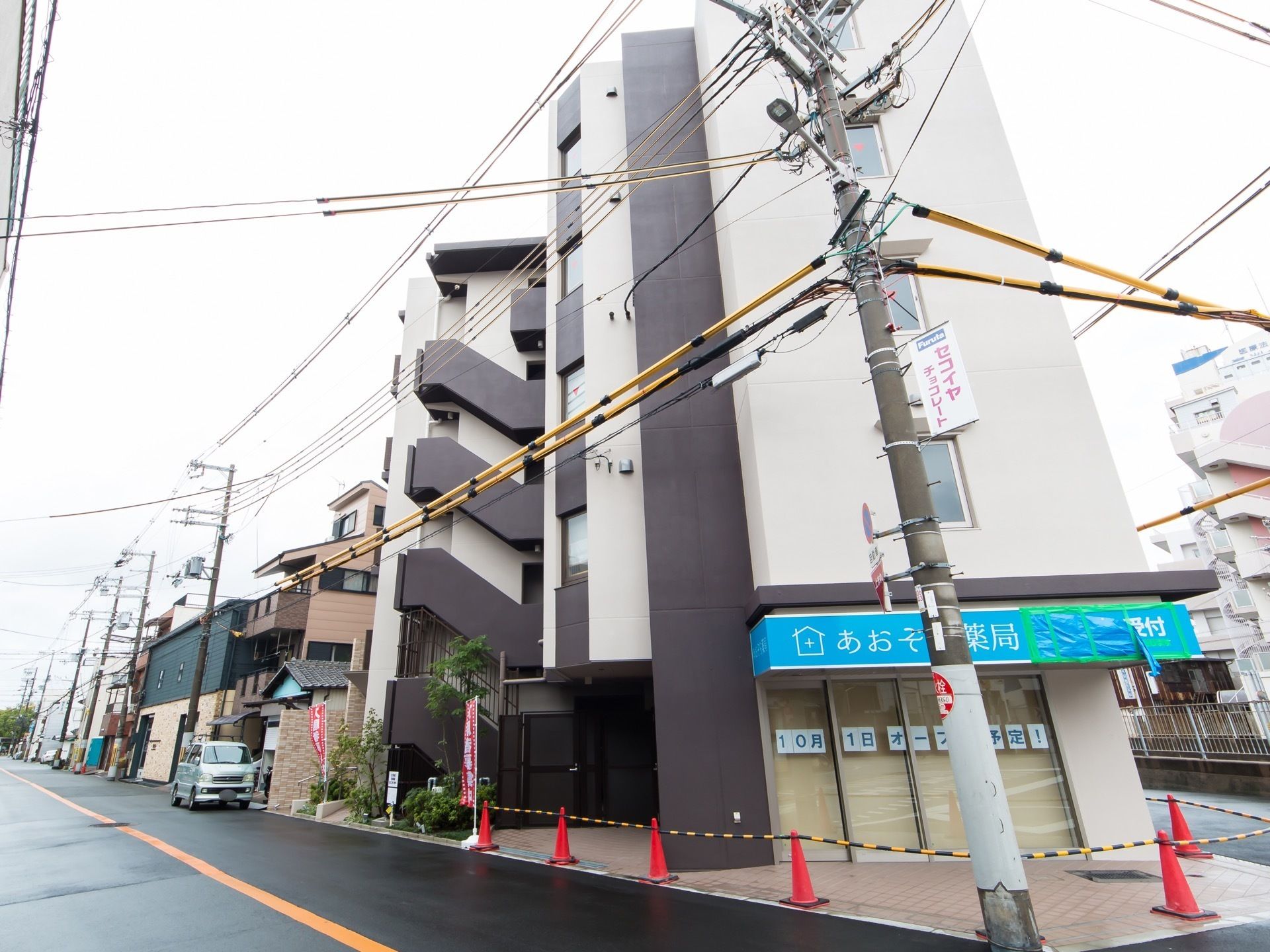 施設の周りには高い建物がなく、住宅街なので日当たりが良く落ち着いた雰囲気がある。近くには薬局もある。
