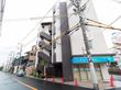 施設の周りには高い建物がなく、住宅街なので日当たりが良く落ち着いた雰囲気がある。近くには薬局もある。