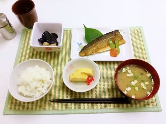 ランチョンマットの上には白いご飯やみそ汁、卵焼きや煮物、焼き魚などが並んでいる。