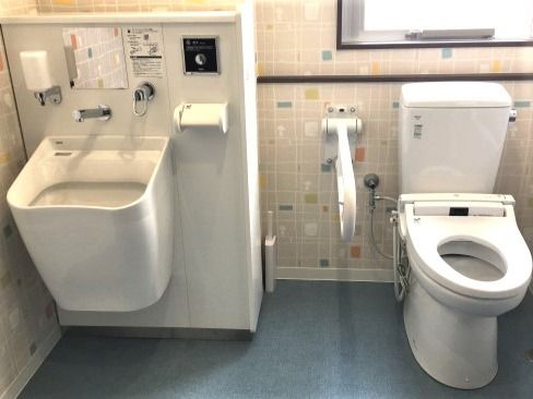 手すり付きのトイレは広く、左側に洗い場も付いている。