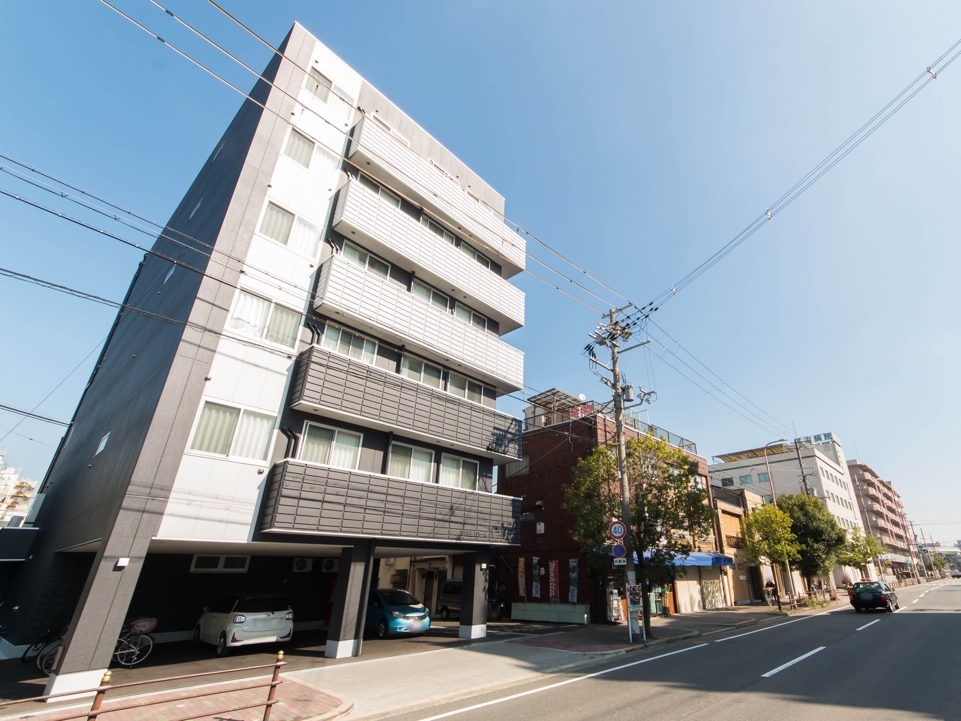 施設は公道のすぐ横にあり、6階建ての鉄骨造りとなっている。外壁は白系で、各階にベランダがある。１階に、駐車場が設置されている。