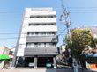 6階建ての建物で各階にベランダがある。２階と３階のベランダ壁面はグレー色である。上の階は白色となっている。