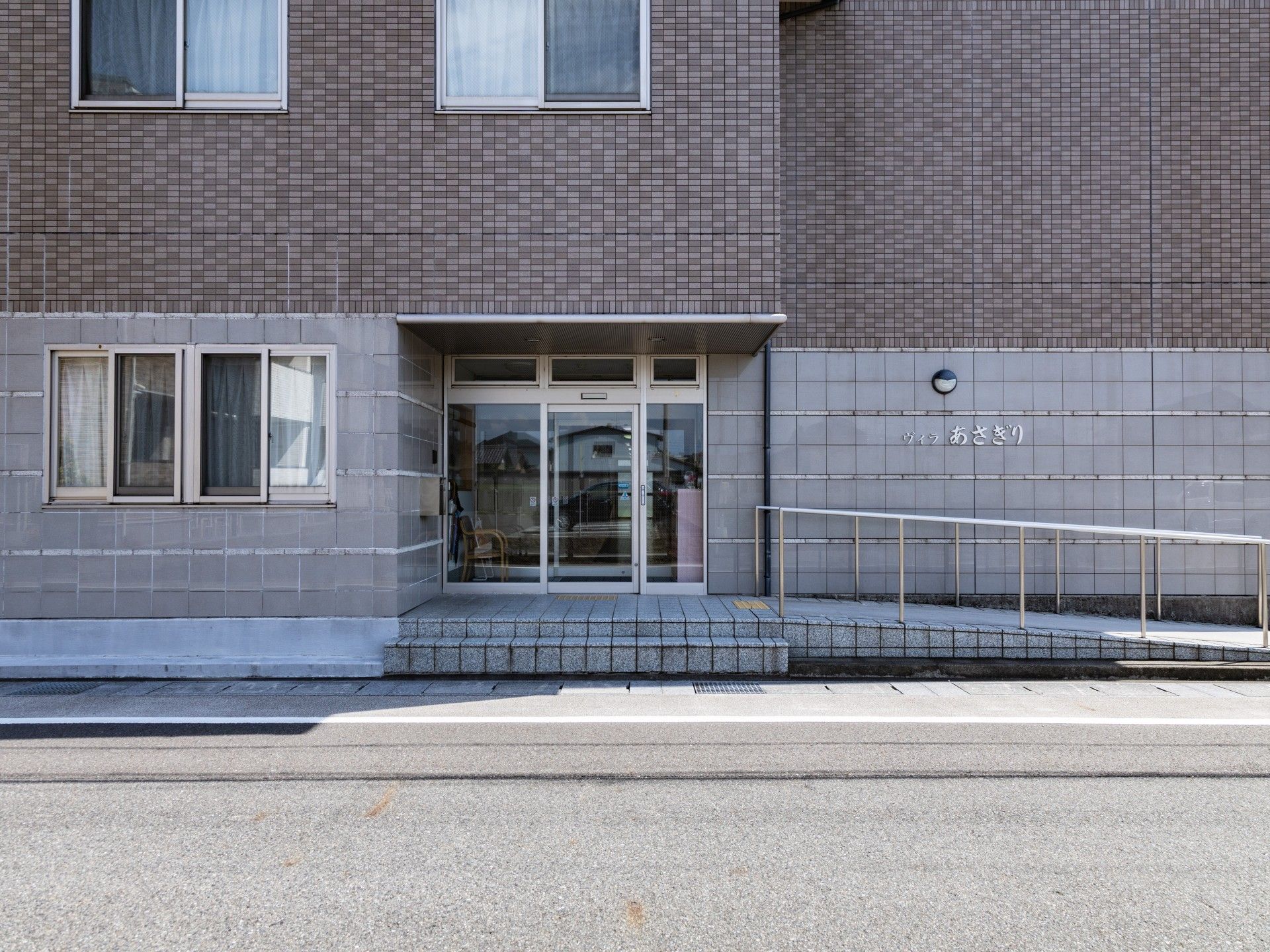入り口が広い建物正面