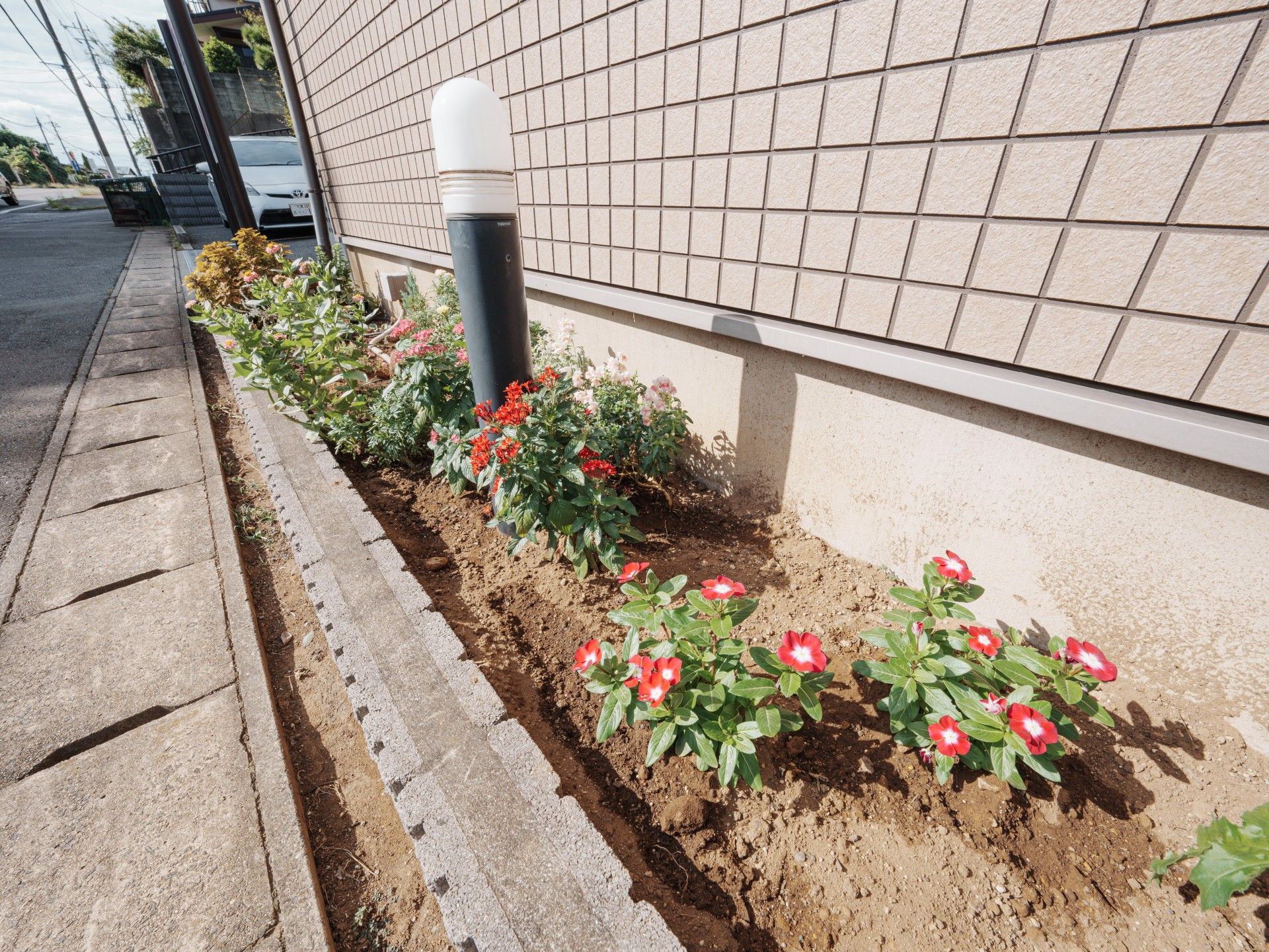 花壇のあるエントランス