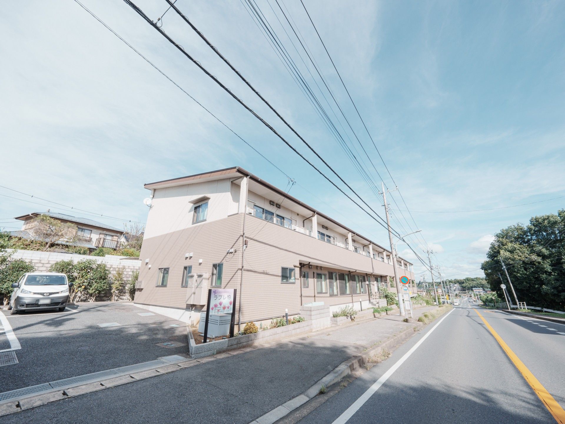 ゆったりとした外観の建物