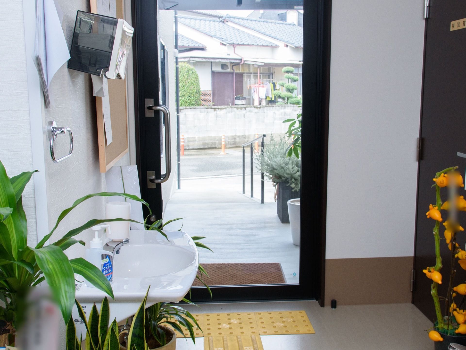 エントランスには洗面台が備え付けられており、ペーパータオルやハンドソープが用意されている。壁には、タオルハンガーが設置されている。