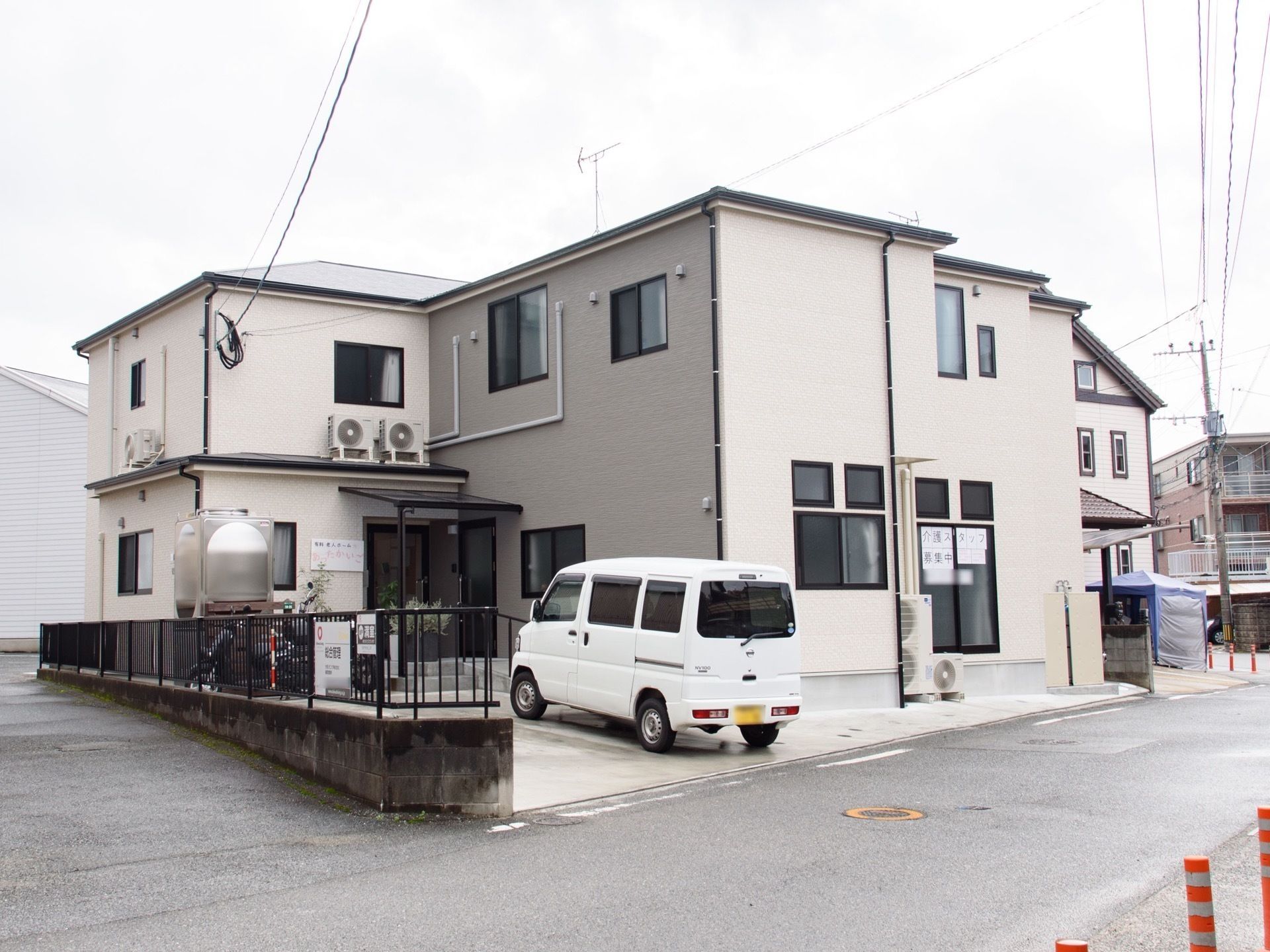 木造２階建ての住宅のような外観の建物パース。住宅型ホームの外観パース