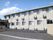 施設は２階建ての建物になっており、グレー色の外壁である。玄関の前のスペースは屋根があり、雨の日も濡れることなく出入りすることができる。