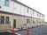 ２階建てのアパートタイプの施設で、階ごとに壁の色を変えたお洒落なデザインである。建物周囲は全面が舗装されている。