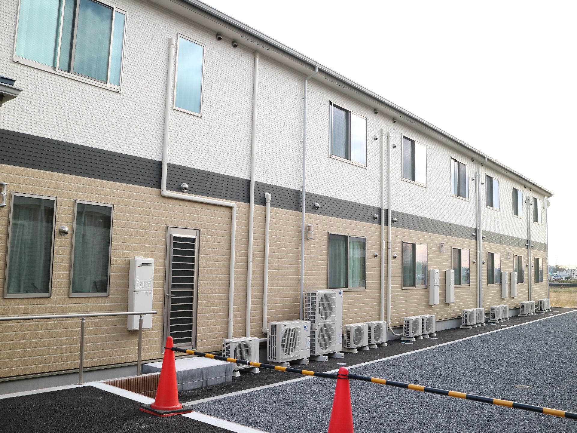 2階建ての建物は横に長く、敷地も広い。建物の玄関部分には屋根もある。