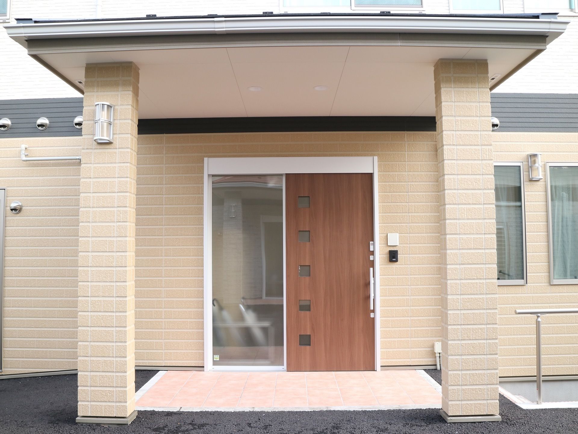 ブルーの屋根が付いた2階建ての建物は横に長く、1階と2階の外壁の色が異なる。