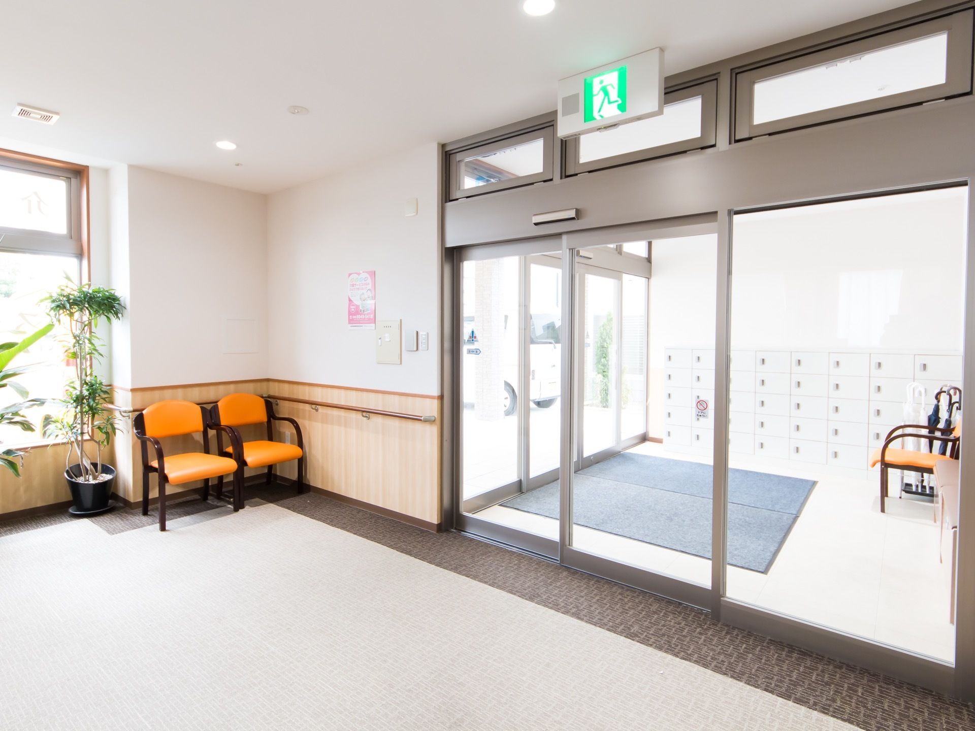 エントランスには風除室があり、外の入口からL字型に建物内に入れるようになっている。ドアは自動ドアである。