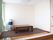 小上がりになっている座卓のある共有スペース。5~6人程度で利用でき、腰掛け用の椅子も用意されている。