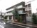 施設の外壁はブラウン色が基調となっており、３階建ての建物である。外階段があり、緊急時の避難経路が確保されている。