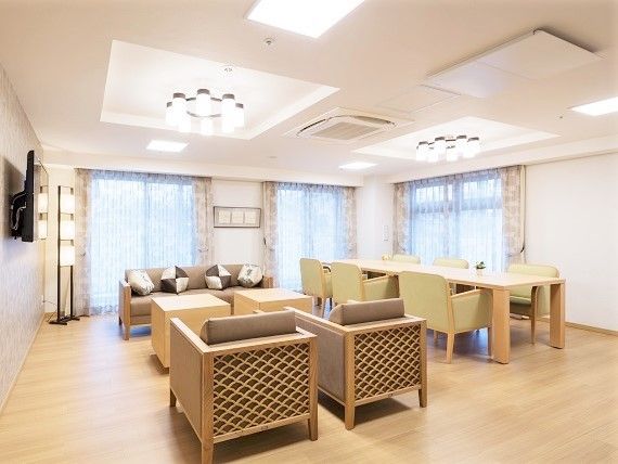 シャンデリアやソファがあるホテルのラウンジのような場所。豪華ないすが置いてあるスペース
