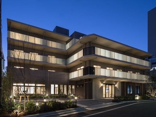 鉄骨造4階建ての建物の様子。光が漏れて美しい夜景になっているのが印象的な写真