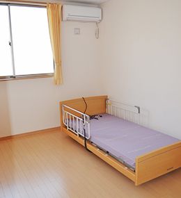 明るい個室の寝室