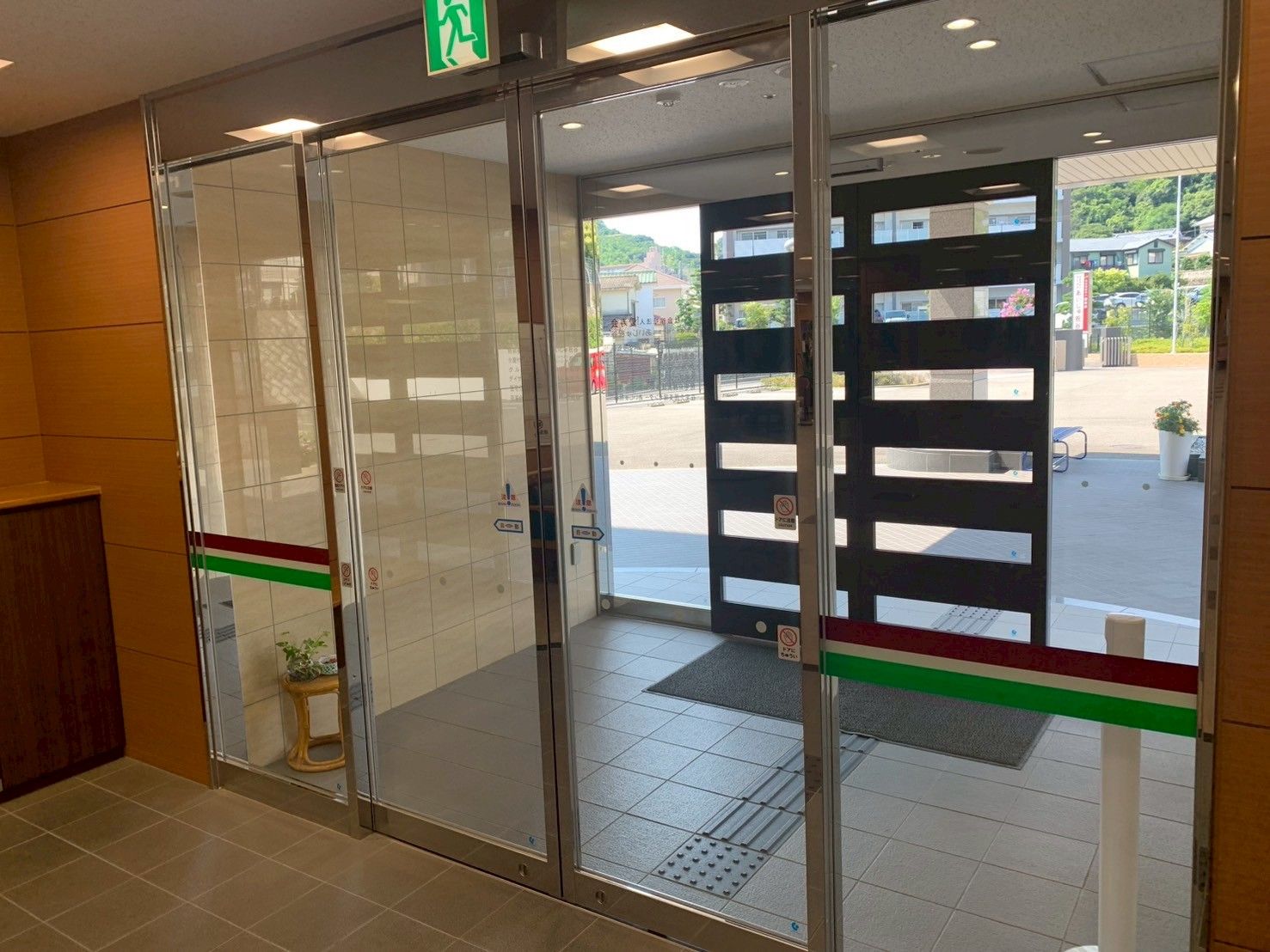 自動ドアの出入口