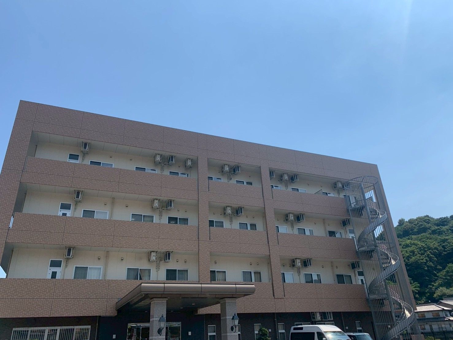 青空の下の建物外観