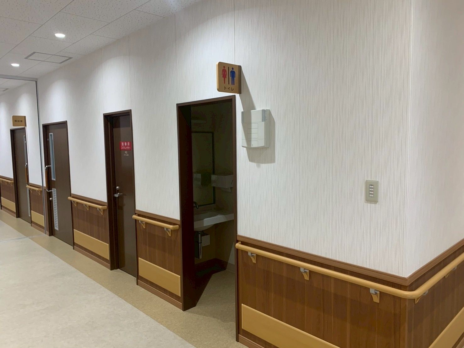 手すり付きの廊下