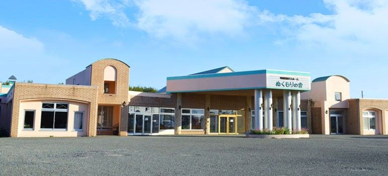 ゆったりとした外観の建物