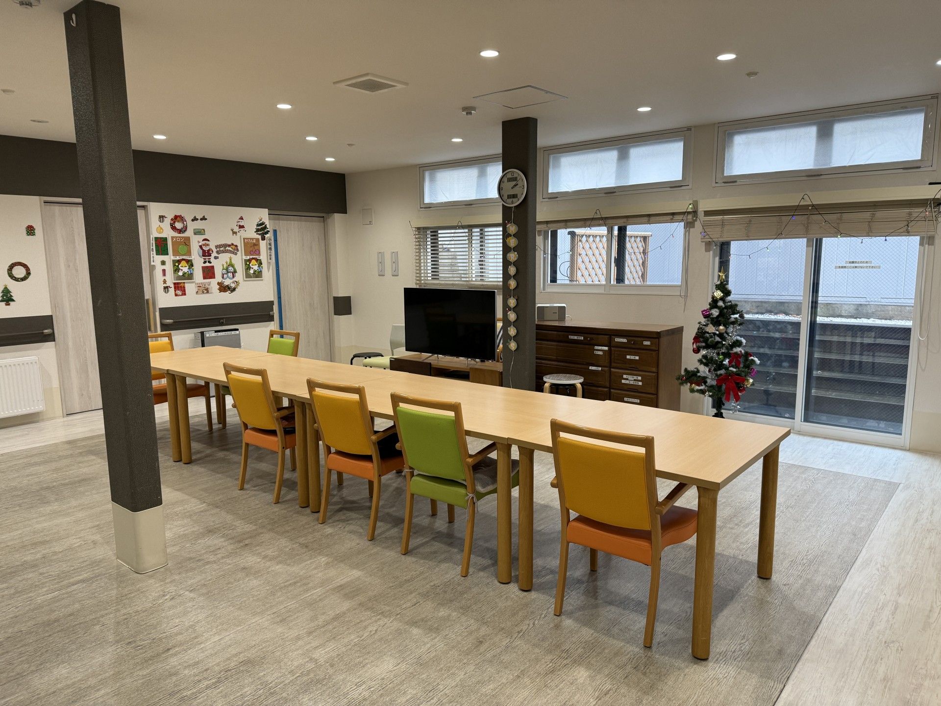 長テーブルのある部屋