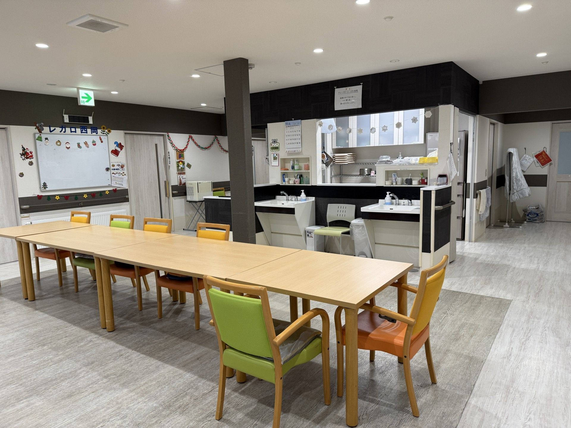 広いテーブルのある部屋